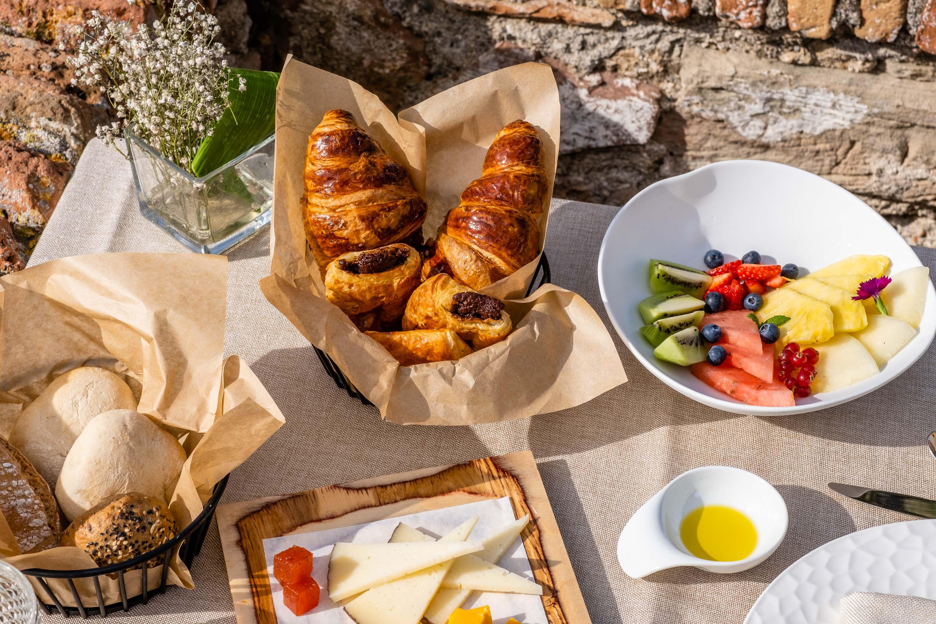 Soho Boutique Castillo De Santa Catalina - Adults Recommended Malaga Ngoại thất bức ảnh Croissants and fruit