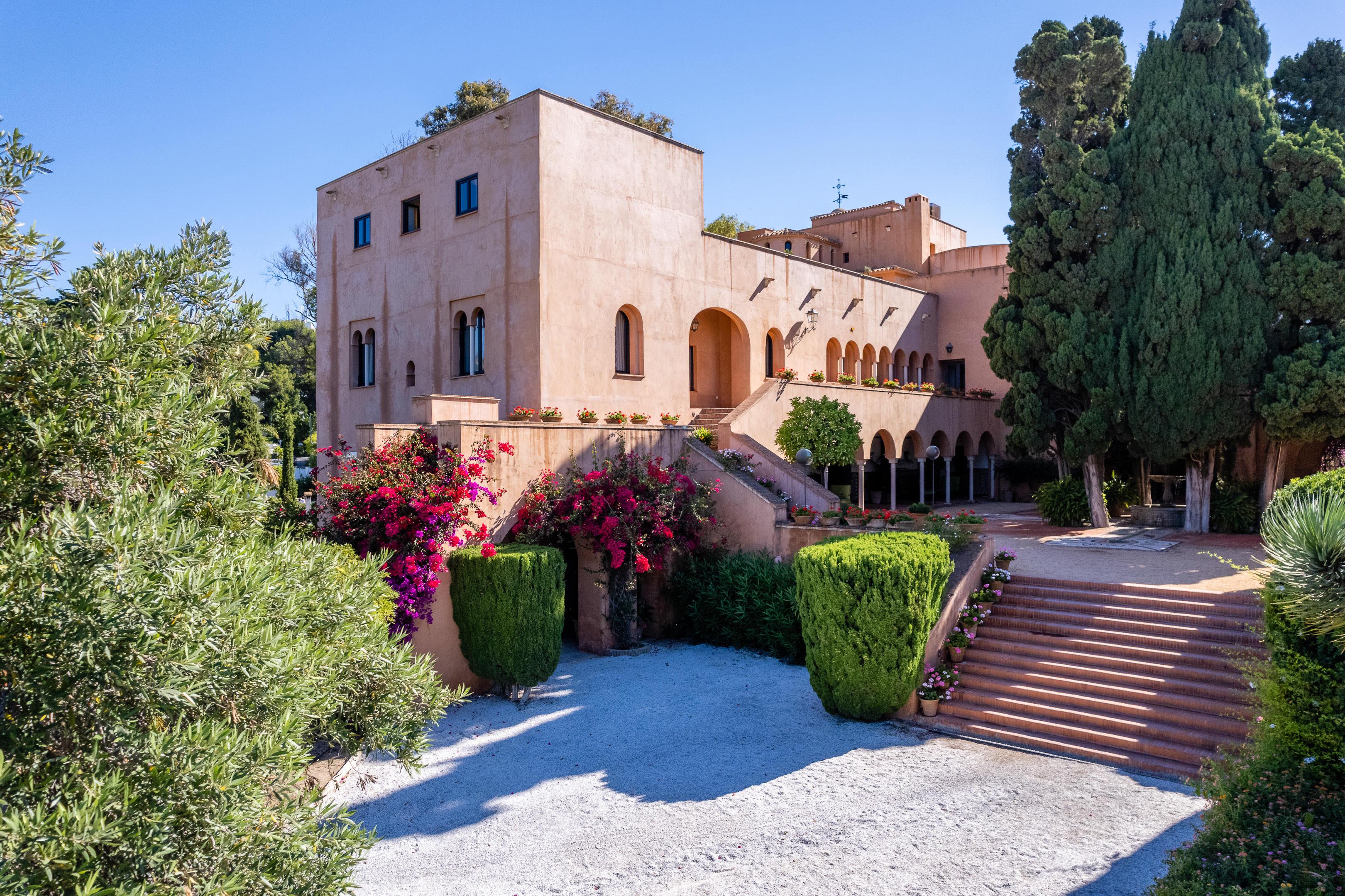 Soho Boutique Castillo De Santa Catalina - Adults Recommended Malaga Ngoại thất bức ảnh The house of the Count of Barcelona, in the grounds of the Palau Reial de Pedralbes.