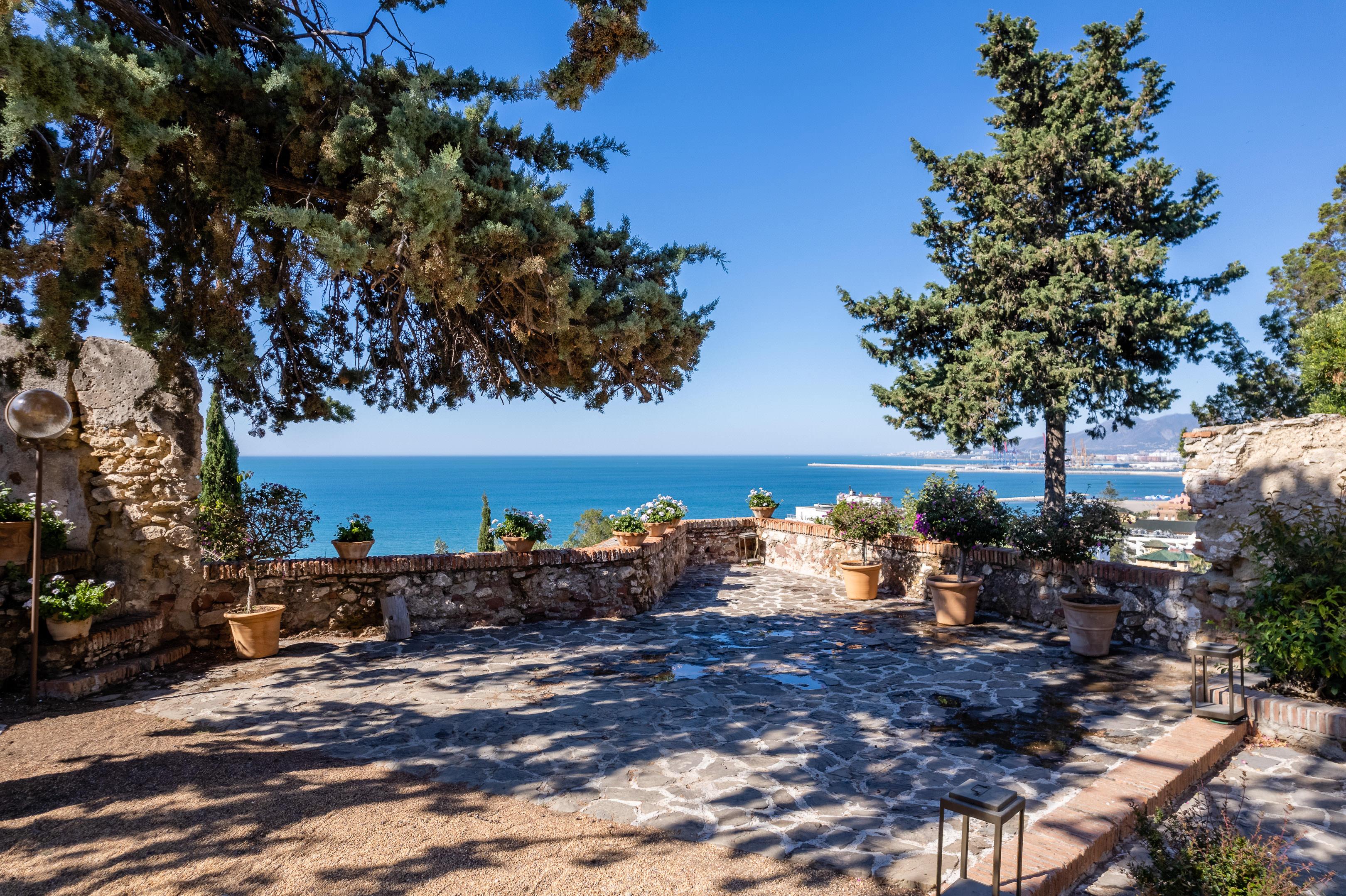 Soho Boutique Castillo De Santa Catalina - Adults Recommended Malaga Ngoại thất bức ảnh View of the sea from the monastery