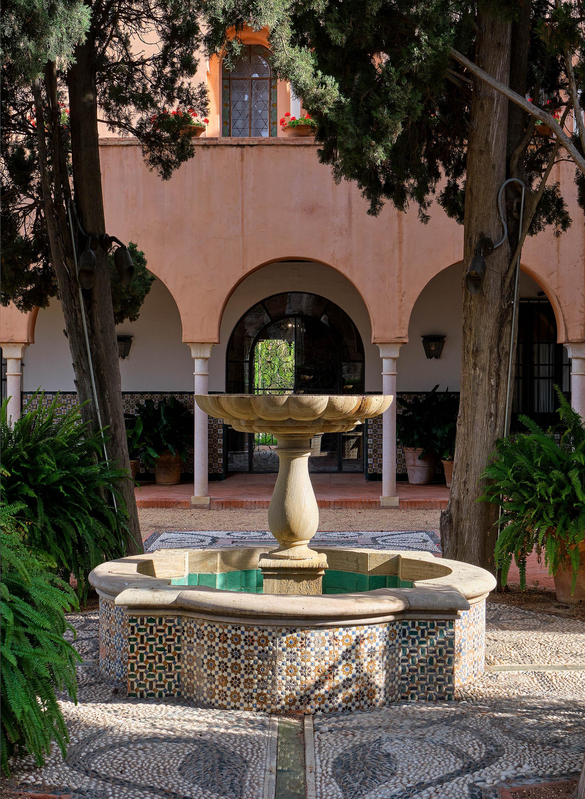 Soho Boutique Castillo De Santa Catalina - Adults Recommended Malaga Ngoại thất bức ảnh Fountain at the center of the courtyard